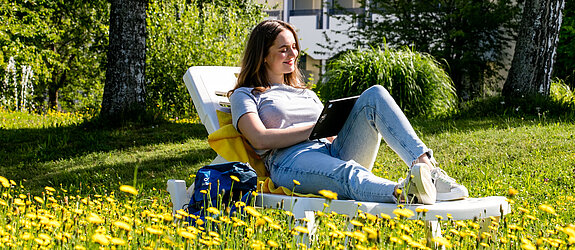 frau im kurpark