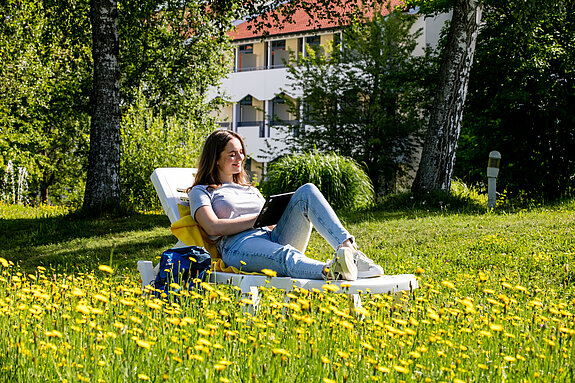 frau auf der liegewiese