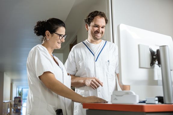 pflege bei besprechung pflegeteam bei besprechung