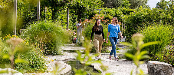spaziergang im kurpark frauen im kurpark