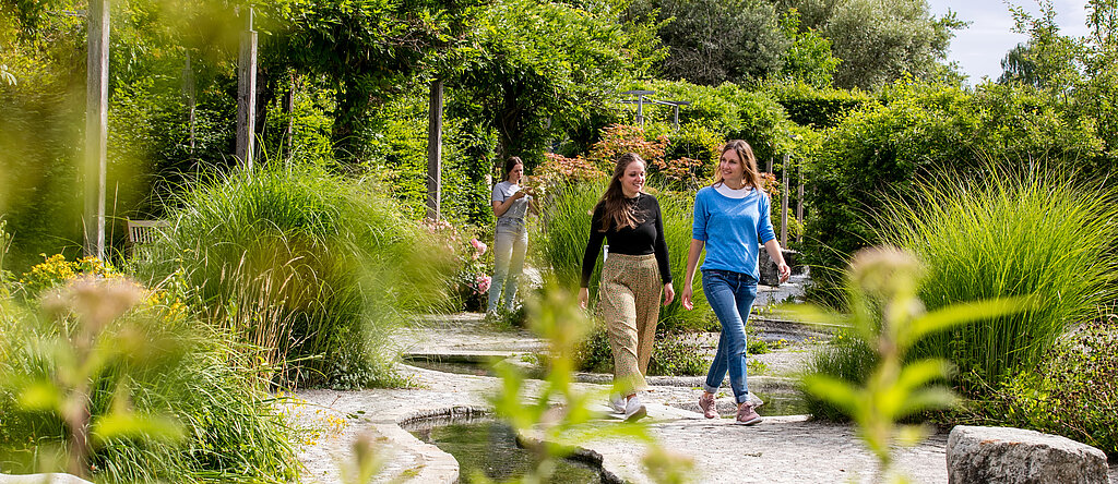 spaziergang im kurpark frauen im kurpark