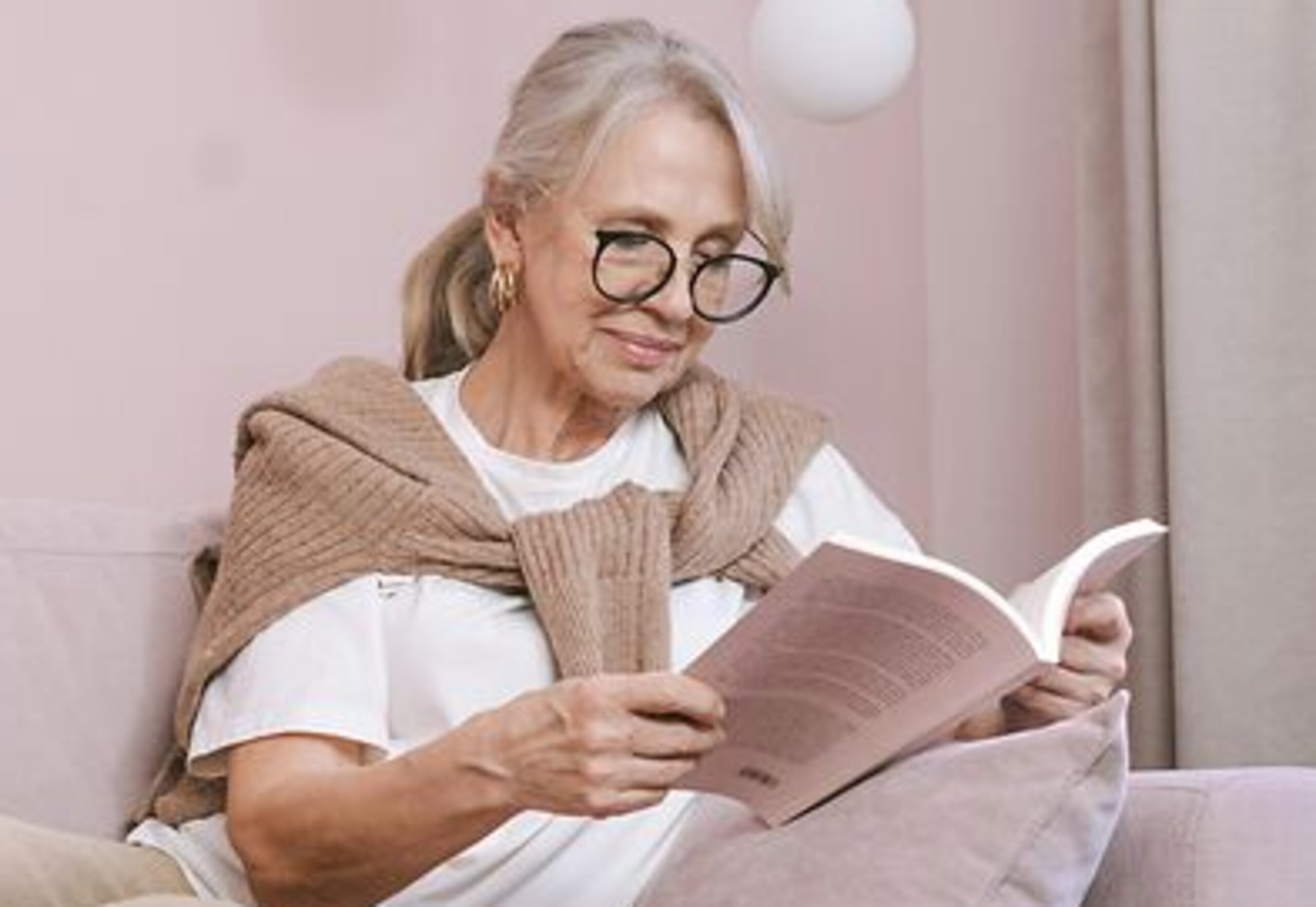 Frau ließt ein Buch