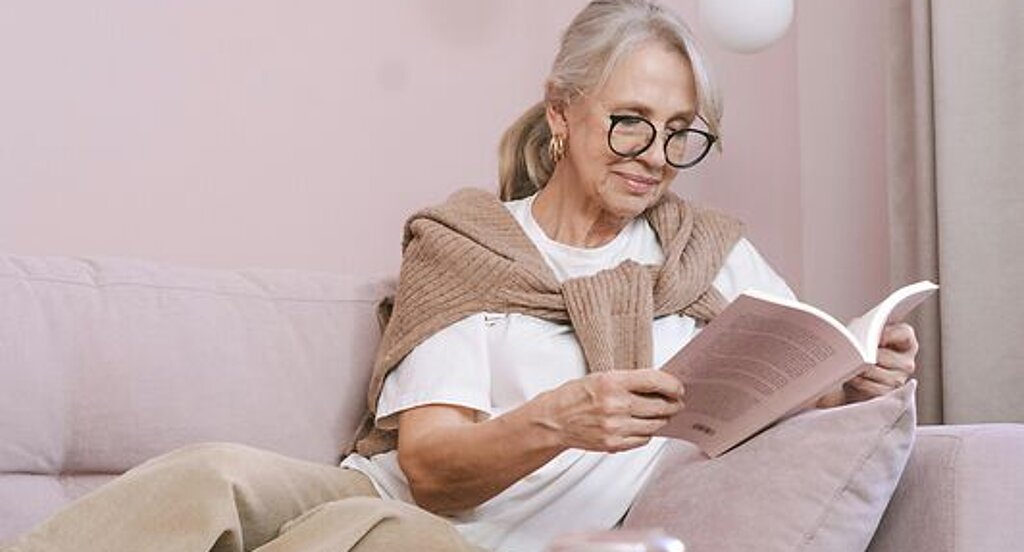 Frau ließt ein Buch