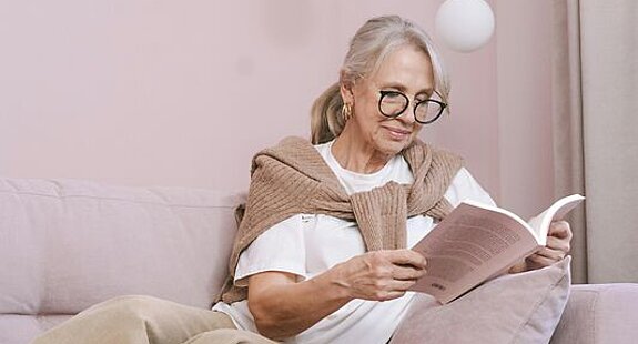 Frau ließt ein Buch